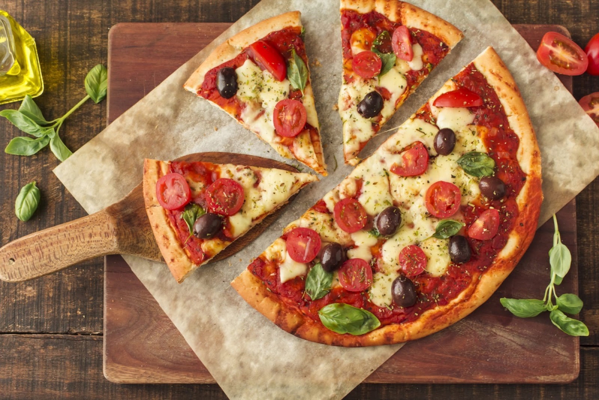 Bộ N&ocirc;ng Nghiệp Hoa Kỳ&nbsp;cho biết, trong 100g pizza chứa h&agrave;m lượng calo l&agrave; 266 kcal